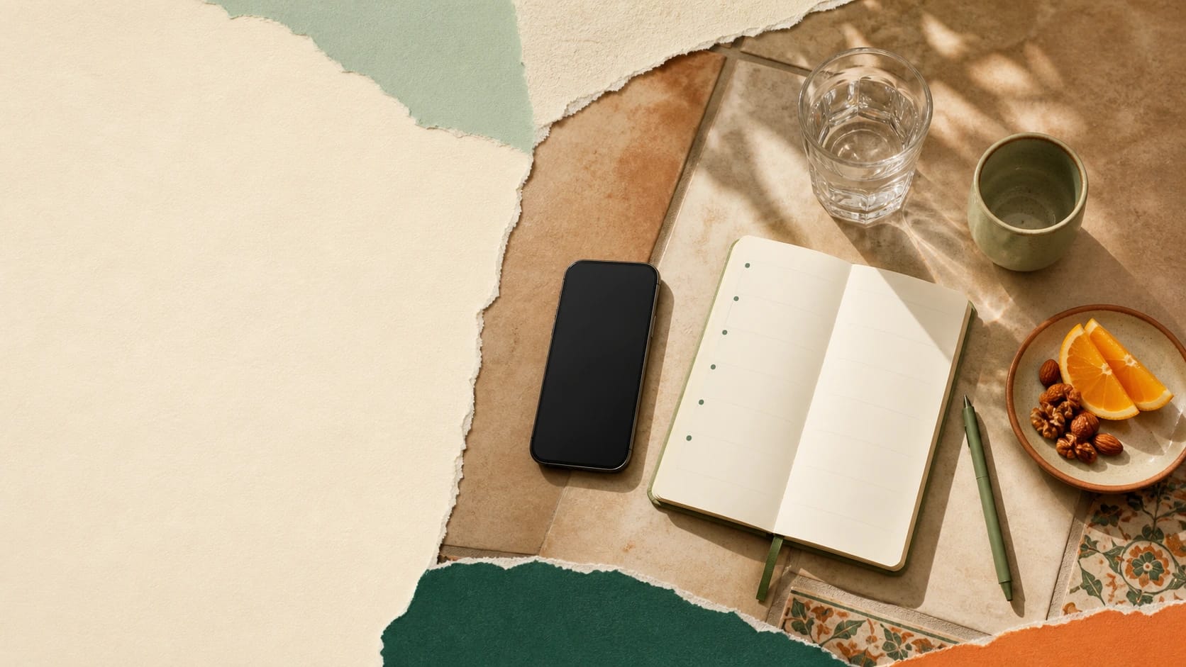 Celular, libreta semanal, agua y fruta sobre una mesa iluminada por el sol